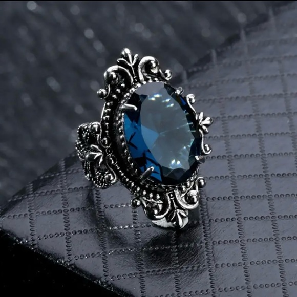 Jewelry - 🆕 Women silver tone blue topaz vintage ring